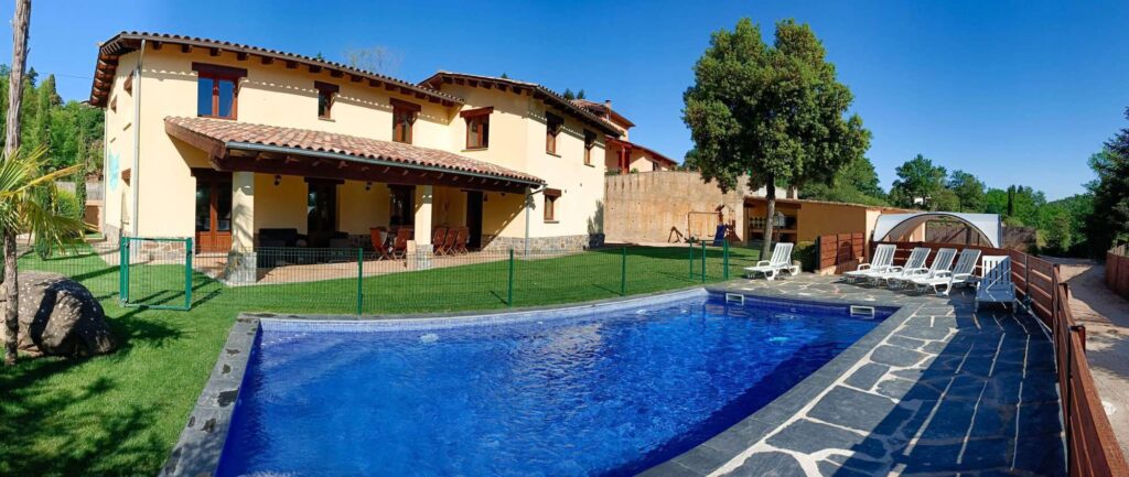 Zona de bany i piscina exterior de la casa rural El Cau de les Bruixes